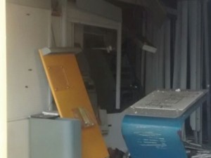 Grupo armado interdita ponte, explode banco e foge de lancha na Bahia