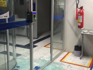 Grupo armado tenta explodir agência bancária em Tamboril