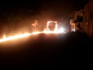 Grupo ateia fogo em ônibus no Siqueira