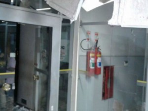 Grupo atira contra casas de policiais e explode cofre de banco na Bahia