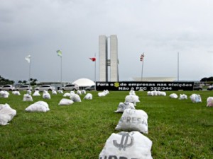 Grupo espalha 'sacos de dinheiro' na Esplanada em ato por reforma política