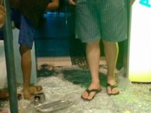 Grupo explode banco e foge com três reféns na Bahia