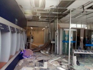 Grupo explode caixa eletrônico e agência fica parcialmente destruída