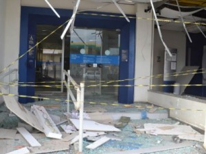 Grupo faz dois reféns que voltavam de micareta de Feira após explodir caixas