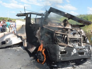 Grupo fortemente armado explode carro-forte em Pedra Branca