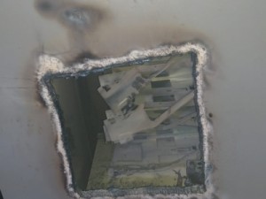 Grupo invade prédio da Cogerh, rouba armas e arromba caixa eletrônico no Cambeba