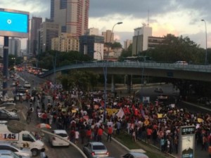 Grupo realiza protesto em Salvador contra o impeachment de Dilma