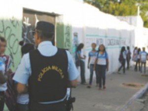 Grupo rouba duas alunas em escola