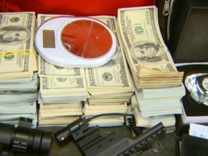 Grupo suspeito de tráfico é preso com R$ 1 milhão e US$ 230 mil, diz PM