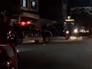 Grupo tenta depredar ônibus, mas é surpreendido por policiais que estavam dentro do veículo, em Fortaleza