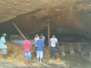 Gruta desaba e fiéis ficam soterrados durante celebração no Tocantins