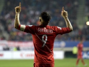 Guerrero desencanta, marca três na Bolívia e leva o Peru de volta à semi