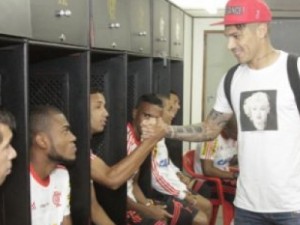 Guerrero dorme pouco, assina contrato e faz 1º treino no Flamengo
