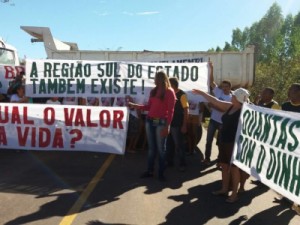 Habitantes de 6 cidades que moram ao longo da ‘rodovia da morte’ bloqueiam BR
