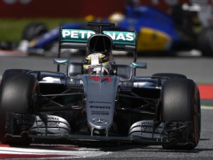 Hamilton dá fim a soberania de Rosberg e garante pole na Espanha