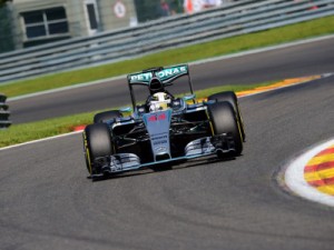 Hamilton evita euforia com décima pole do ano: “É só um passo”