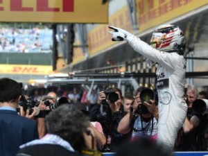 Hamilton faz a pole em casa, passa Vettel e fica atrás só de Schumi e Senna