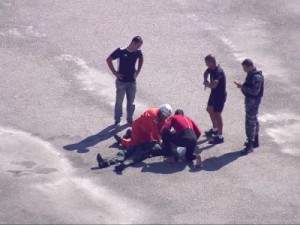 Helicóptero da PM cai na Baía de Guanabara, Rio; um morre