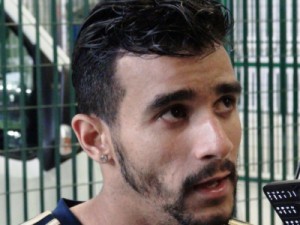 Henrique desembarca em BH para assinar contrato com o Cruzeiro