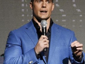 Henry Cavill diz ter receio de ser chamado de "estuprador" ao flertar com mulheres...