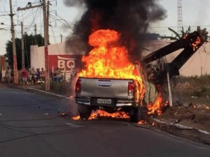 Hilux bate em poste e pega fogo em Juazeiro do Norte