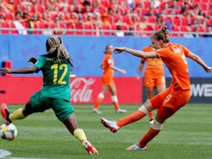Holanda derrota Camarões e vai às oitavas da Copa