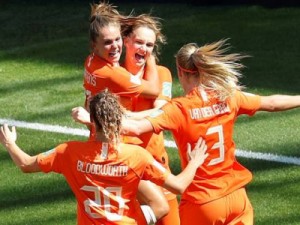 Holanda domina o segundo tempo e vence Itália em tarde inspirada de Spitse