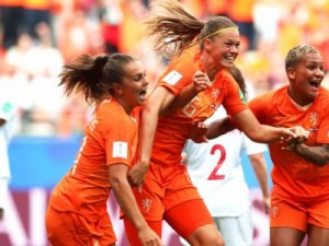 Holanda vence Canadá, passa em primeiro e enfrenta o Japão nas oitavas