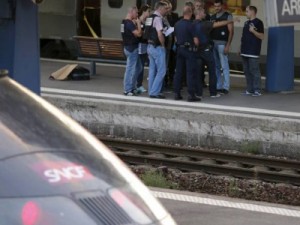 Hollande condecora passageiros que evitaram atentado em trem