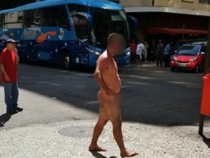 Homem anda pelado por ruas de Copacabana e causa confusão