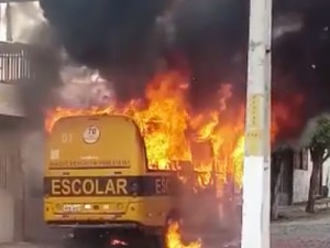 Homem ateia fogo em ônibus escolar no interior do Ceará