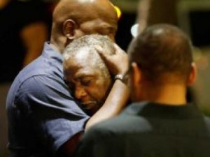 Homem branco abre fogo e mata 9 em igreja de comunidade negra nos EUA