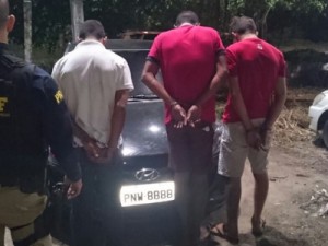 Homem com tornozeleira e outros 2 são presos com carro roubado no CE