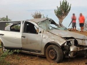 Homem de 24 anos morre e carro fica destruído em capotamento na Bahia