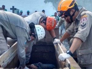 Homem é achado vivo dentro de túmulo em cemitério no interior do Rio