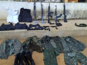 Homem é detido com fuzis, armas e drogas enterradas em sítio no município de Monsenhor Tabosa