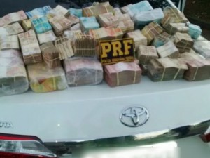 Homem é detido com R$ 1 milhão em dinheiro no carro na BR-365 em MG