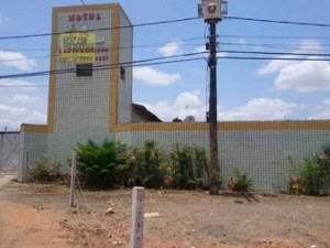 Homem é encontrado morto com pênis na boca em quarto de motel na Bahia