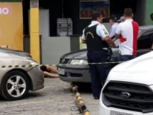 Homem é executado a tiros em posto de combustíveis