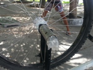 Homem é flagrado com bicicleta 'recheada' de drogas em Fortaleza