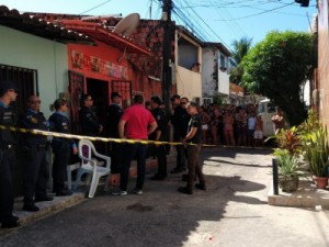 Homem é morto com nove tiros na frente da mãe e da esposa em Fortaleza