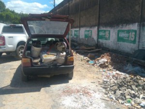 Homem é multado e tem carro apreendido por despejar entulho em rua em Fortaleza