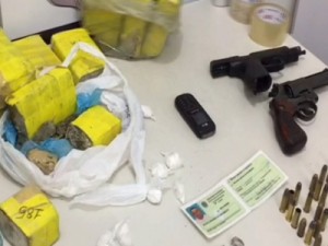 Homem é preso com armas e 12 kg de maconha em Crateús