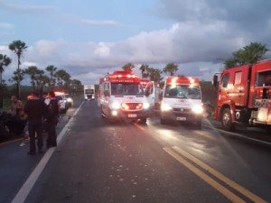 Homem esfaqueia a sogra, faz esposa refém e, na fuga, causa acidente no Ceará