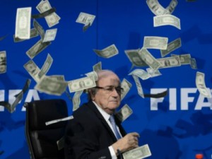 Homem interrompe coletiva de Blatter e joga dinheiro para o alto em protesto