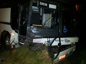 Homem morre após colisão entre ônibus e carro em Pinhalzinho