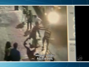 Homem morre atingido por ônibus ao ser empurrado por assaltante no CE