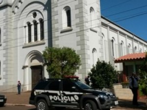 Homem que matou padre dentro de igreja é indiciado por homicídio no RS