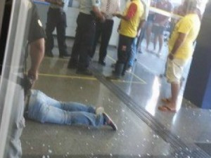 Homem quebra porta giratória após tentar aplicar golpe em banco no CE