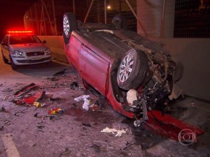Homem suspeito de roubar carro morre após capotagem em BH